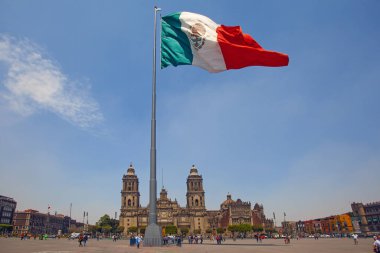 Mexico City, Mexico - 15 Mart 2022 Zocalo Katedrali ve büyük Meksika bayrağı