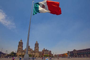 Mexico City, Mexico - 15 Mart 2022 Zocalo Katedrali ve büyük Meksika bayrağı