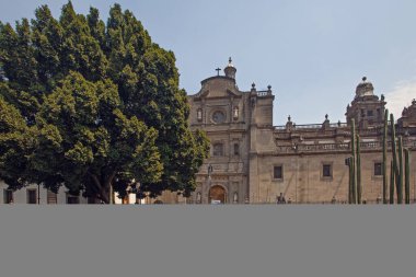 Mexico City, Mexico - 15 Mart 2022 Plaza de la Constitucion 'daki Katedral Metropolitana, Meksika başkentinin ana meydanı..