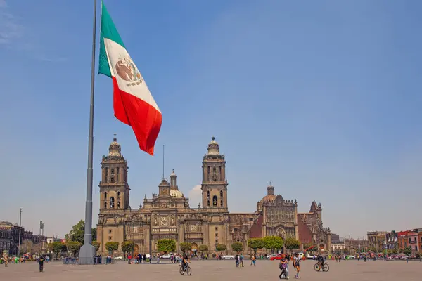Mexico City, Mexico - 15 Mart 2022 Zocalo Katedrali ve büyük Meksika bayrağı