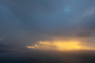 İnanılmaz gündoğumu ve ışınları İnanılmaz gün batımı, dramatik gökyüzü ve deniz üzerindeki ışınlar Santa Ursula, Kuzey Tenerife 'de denizi