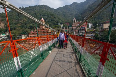 Rishikesh, Hindistan - 21 Kasım 2019. Ganga nehir seti manzarası, Lakshman Jhula köprüsü ve Tera Manzil Tapınağı, Trimbakeshwar in Rishikesh