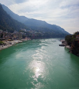 Rishikesh, Hindistan - 21 Kasım 2019. Ünlü Lakshman Jhudgein Rishikesh, Ganga nehir setinin manzarası.