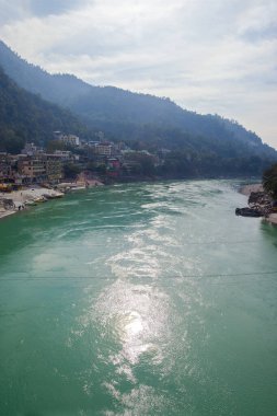 Rishikesh, Hindistan - 21 Kasım 2019. Ünlü Lakshman Jhudgein Rishikesh, Ganga nehir setinin manzarası.