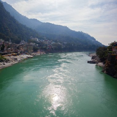 Rishikesh, Hindistan - 21 Kasım 2019. Ünlü Lakshman Jhudgein Rishikesh, Ganga nehir setinin manzarası.