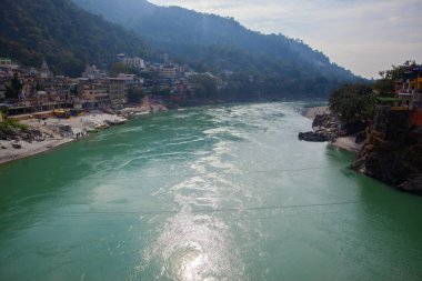 Rishikesh, Hindistan - 21 Kasım 2019. Ünlü Lakshman Jhudgein Rishikesh, Ganga nehir setinin manzarası.
