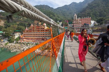 Rishikesh, Hindistan - 21 Kasım 2019. Ganga nehir seti manzarası, Lakshman Jhula köprüsü ve Tera Manzil Tapınağı, Trimbakeshwar in Rishikesh