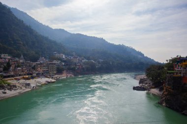 Rishikesh, Hindistan - 21 Kasım 2019. Ünlü Lakshman Jhudgein Rishikesh, Ganga nehir setinin manzarası.