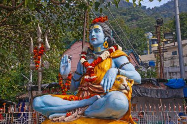 Rishikesh, Uttarakhand, Hindistan - 21 Kasım 2019. Ganj nehrinin kıyısında oturan Lord Shiva 'nın heykeli göz kamaştırıcı.. 