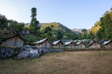 Hindistan 'ın kutsal şehri Rishikesh yakınlarındaki Himalaya dağlarında kamp yapmak.