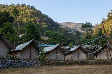 Hindistan 'ın kutsal şehri Rishikesh yakınlarındaki Himalaya dağlarında kamp yapmak.