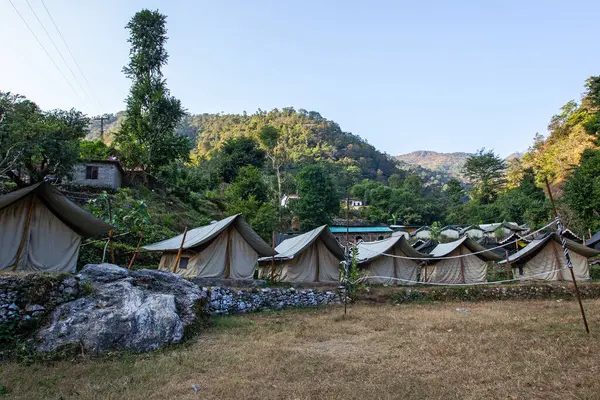 Hindistan 'ın kutsal şehri Rishikesh yakınlarındaki Himalaya dağlarında kamp yapmak.