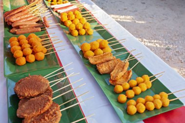 Malezya yemeği ve sosisleri - Langkawi 'deki gece pazarında sokak yemekleri