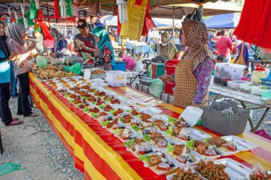 Langkawi, Malezya - 10 Şubat 2020: Malezya geleneksel yemekleri gece pazarında