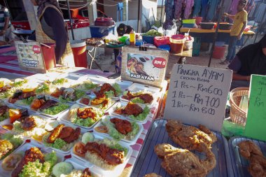 Langkawi, Malezya - 10 Şubat 2020: Malezya geleneksel yemekleri gece pazarında