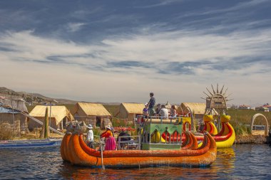 Uros, Peru - 29 Nisan 2022: Sazlıktan yapılmış turist tekneleri Uros Adaları, Titicaca Gölü, Peru