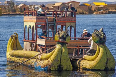 Uros, Peru - 29 Nisan 2022: Sazlıktan yapılmış turist tekneleri Uros Adaları, Titicaca Gölü, Peru