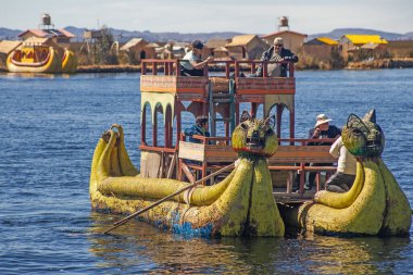 Uros, Peru - 29 Nisan 2022: Sazlıktan yapılmış turist tekneleri Uros Adaları, Titicaca Gölü, Peru