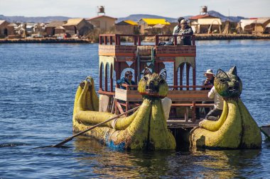 Uros, Peru - 29 Nisan 2022: Sazlıktan yapılmış turist tekneleri Uros Adaları, Titicaca Gölü, Peru