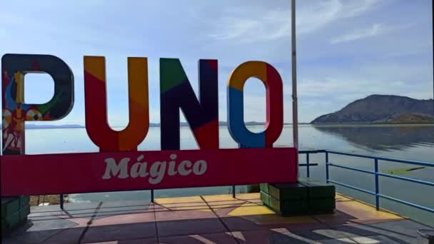 Пуно Титикака Перу Апреля 2022 Года Лодки Туристов Пришвартованы Берегу — стоковое видео