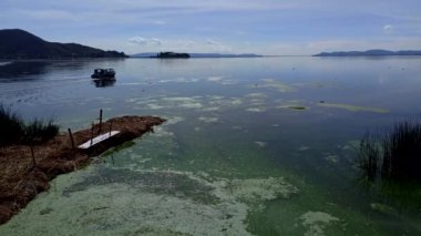 Turistler için tekneler Titicaca Gölü kıyısına demirlemiştir. Çapkın. Peru