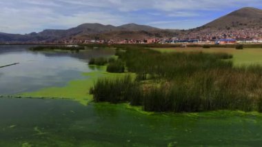 Turistler için tekneler Titicaca Gölü kıyısına demirlemiştir. Çapkın. Peru
