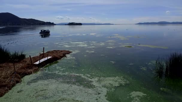 Barcos Para Los Turistas Están Amarrados Orilla Del Lago Titicaca — Vídeos de Stock