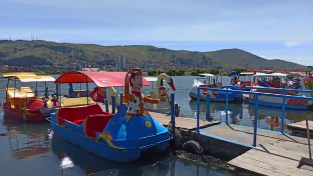 Пуно Титикака Перу Апреля 2022 Года Лодки Туристов Пришвартованы Берегу — стоковое видео