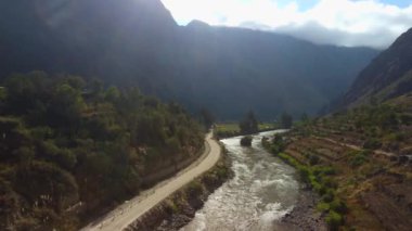 Kutsal Cusco Vadisi 'ndeki Ollantaytambo arkeolojik alanının havadan görüntüsü. Peru
