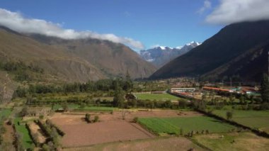 Kutsal Cusco Vadisi 'ndeki Ollantaytambo arkeolojik alanının havadan görüntüsü. Peru