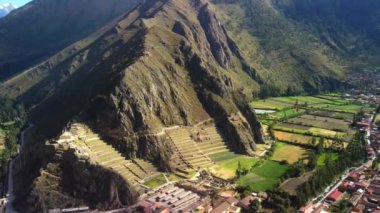 Kutsal Cusco Vadisi 'ndeki Ollantaytambo arkeolojik alanının havadan görüntüsü. Peru