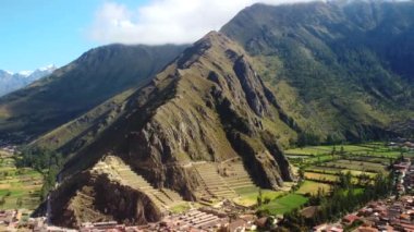 Kutsal Cusco Vadisi 'ndeki Ollantaytambo arkeolojik alanının havadan görüntüsü. Peru