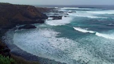 Okyanus kıyısındaki köyün ve Anaga Kırsal Parkı, Tenerife, Kanarya Adaları 'ndaki dağların insansız hava aracı görüntüsü.