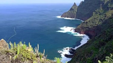 Okyanus kıyısındaki köyün ve Anaga Kırsal Parkı, Tenerife, Kanarya Adaları 'ndaki dağların insansız hava aracı görüntüsü.