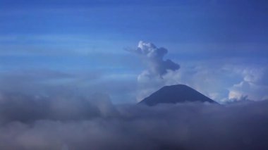 Sabahın erken saatlerinde Bromo Krateri, Java Adası, Endonezya