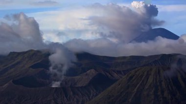 Sabahın erken saatlerinde Bromo Krateri, Java Adası, Endonezya
