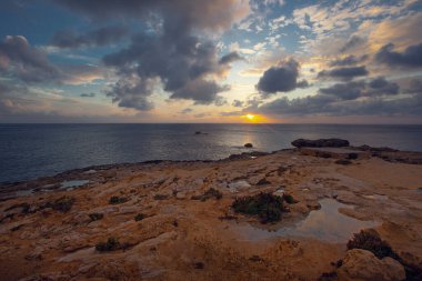 Muhteşem günbatımı görüntüsü kayalık sahil ünlü Dwejra kayaları, Gozo adası, Malta