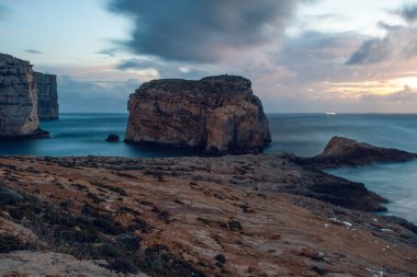 Muhteşem günbatımı görüntüsü kayalık sahil ünlü Dwejra kayaları, Gozo adası, Malta