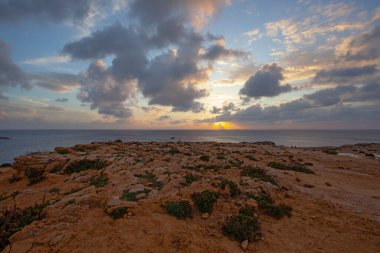 Muhteşem günbatımı görüntüsü kayalık sahil ünlü Dwejra kayaları, Gozo adası, Malta