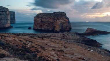 Muhteşem günbatımı görüntüsü kayalık sahil ünlü Dwejra kayaları, Gozo adası, Malta