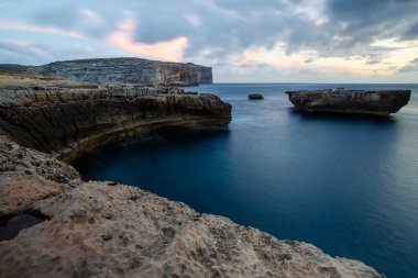 Muhteşem günbatımı görüntüsü kayalık sahil ünlü Dwejra kayaları, Gozo adası, Malta