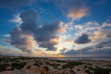 Muhteşem günbatımı görüntüsü kayalık sahil ünlü Dwejra kayaları, Gozo adası, Malta