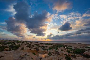 Muhteşem günbatımı görüntüsü kayalık sahil ünlü Dwejra kayaları, Gozo adası, Malta