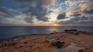 Muhteşem günbatımı görüntüsü kayalık sahil ünlü Dwejra kayaları, Gozo adası, Malta
