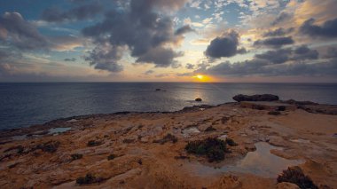 Muhteşem günbatımı görüntüsü kayalık sahil ünlü Dwejra kayaları, Gozo adası, Malta