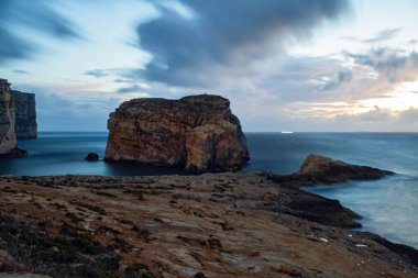 Muhteşem günbatımı görüntüsü kayalık sahil ünlü Dwejra kayaları, Gozo adası, Malta