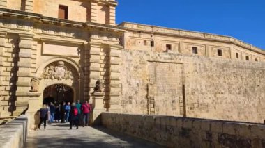 Mdina, Malta - 15 Şubat 2024: Medival Mdina kasabası ve turistler. 2015 yılında 1.6 milyondan fazla turistin Malta 'yı ziyaret etmesi bekleniyor.