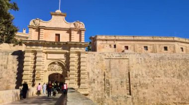 Mdina, Malta - 15 Şubat 2024: Medival Mdina kasabası ve turistler. 2015 yılında 1.6 milyondan fazla turistin Malta 'yı ziyaret etmesi bekleniyor.