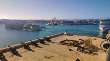 güzel manzara, pil ve Grand Harbor Valletta, Malta selamlayan üst Barrakka bahçeleri