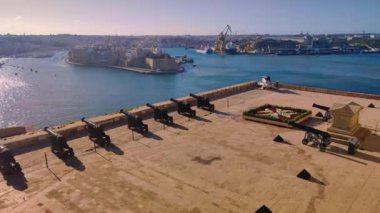 güzel manzara, pil ve Grand Harbor Valletta, Malta selamlayan üst Barrakka bahçeleri